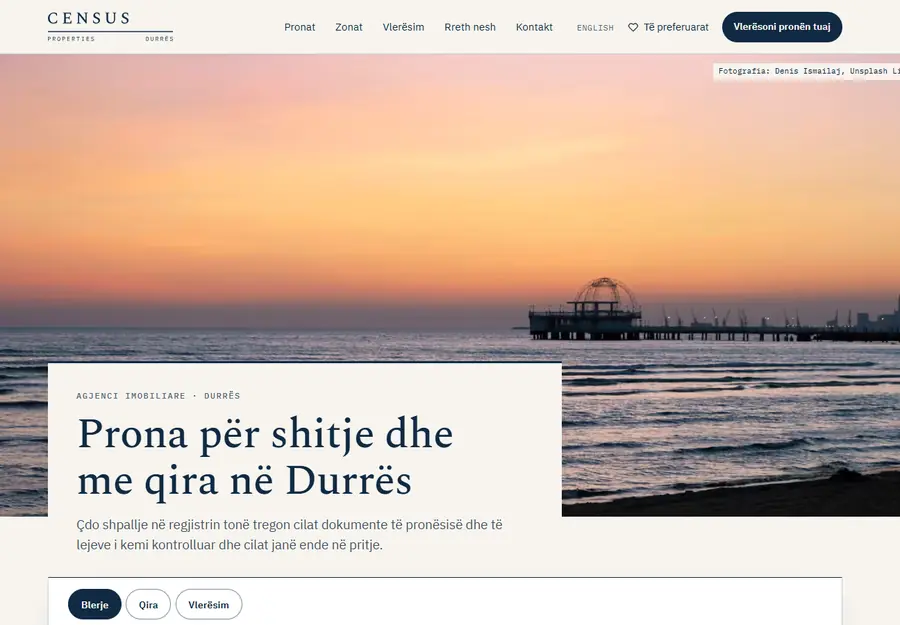 La homepage di un sito di agenzia immobiliare, con una fotografia al tramonto del golfo dietro un titolo su immobili in vendita e in affitto